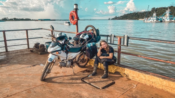 Su na balsa com a moto