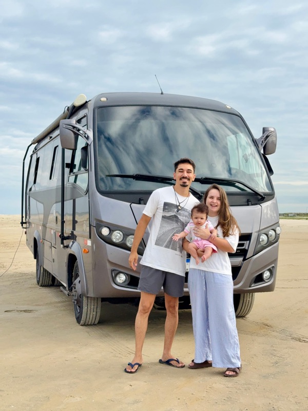 Família com motorhome na praia