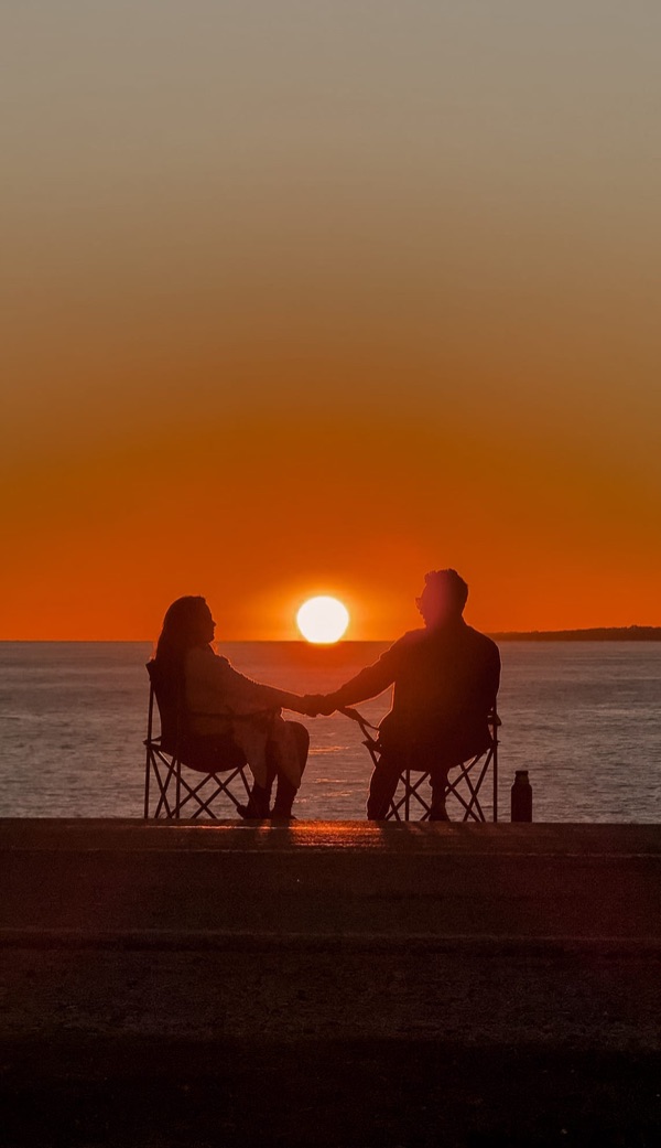Por do sol com casal