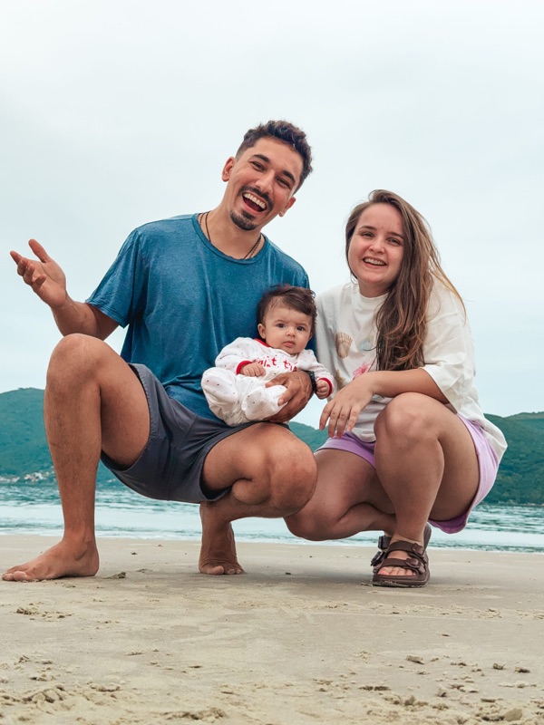 Família na praia com bebê