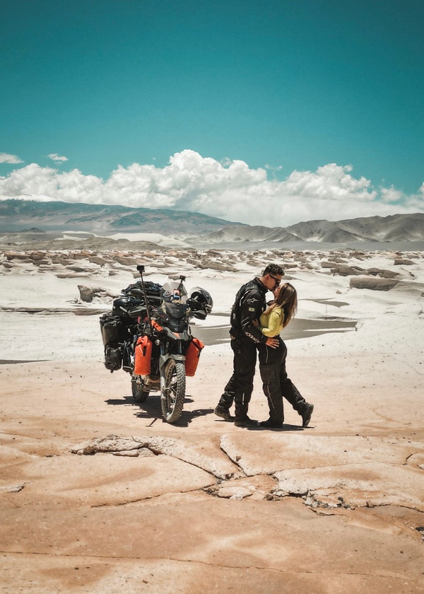 Casal se beijando no deserto