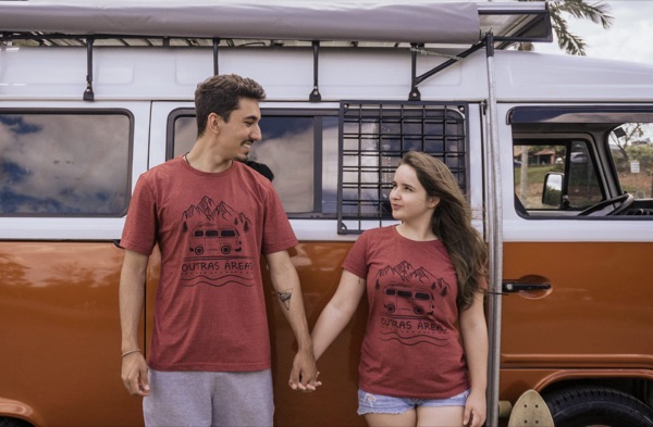 Casal com camiseta Outras Áreas