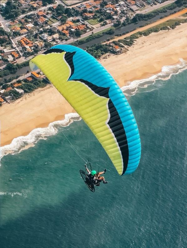Paraglider sobre a praia
