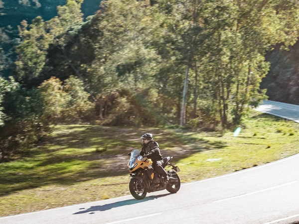 Moto em curva na estrada