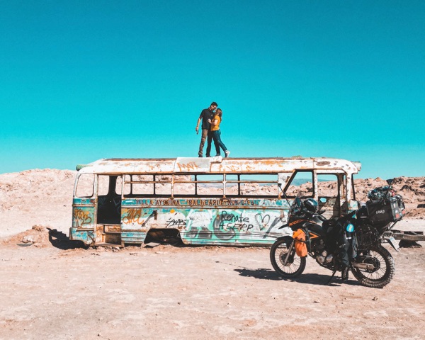 Casal em ônibus abandonado no deserto