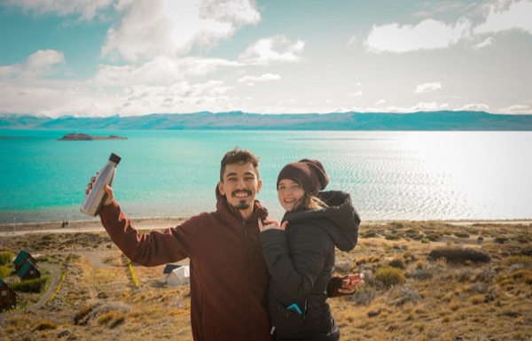 Casal feliz na Patagônia com lago