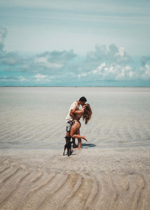Casal se beijando na praia